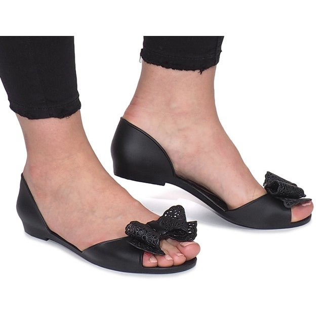 Svarta Meliskisandaler med Delmar rosett