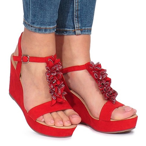 Röda sandaler med kilkilor från Liris