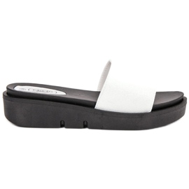 SHELOVET Sandaler med kil vit