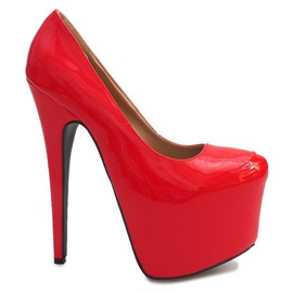 Höglackerade stift på den röda plattformen D905