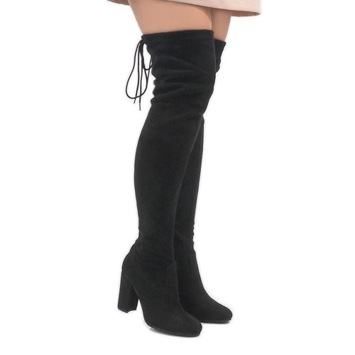 Svarta stövlar i mocka på stolpen ZH811