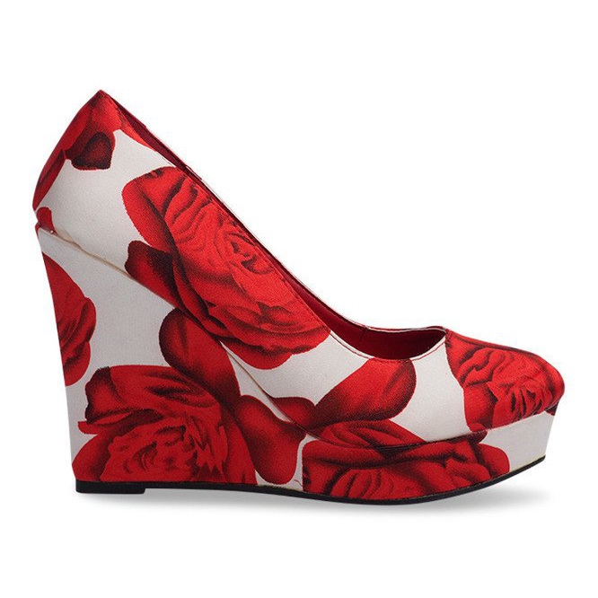 Lackerade pumpar på kil 2011-40 Röd vit