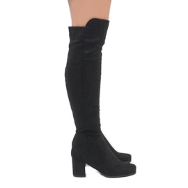 Svarta stövlar i mocka på H306 -stolpen