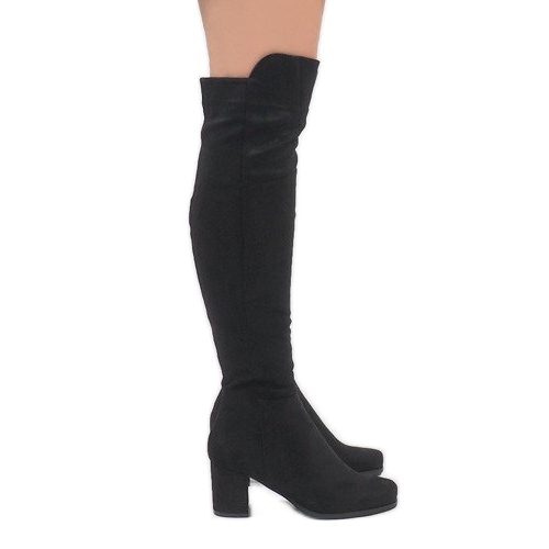 Svarta stövlar i mocka på H306 -stolpen