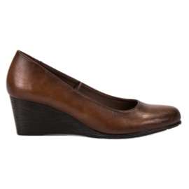 Vinceza Bruna pumpar på en kil