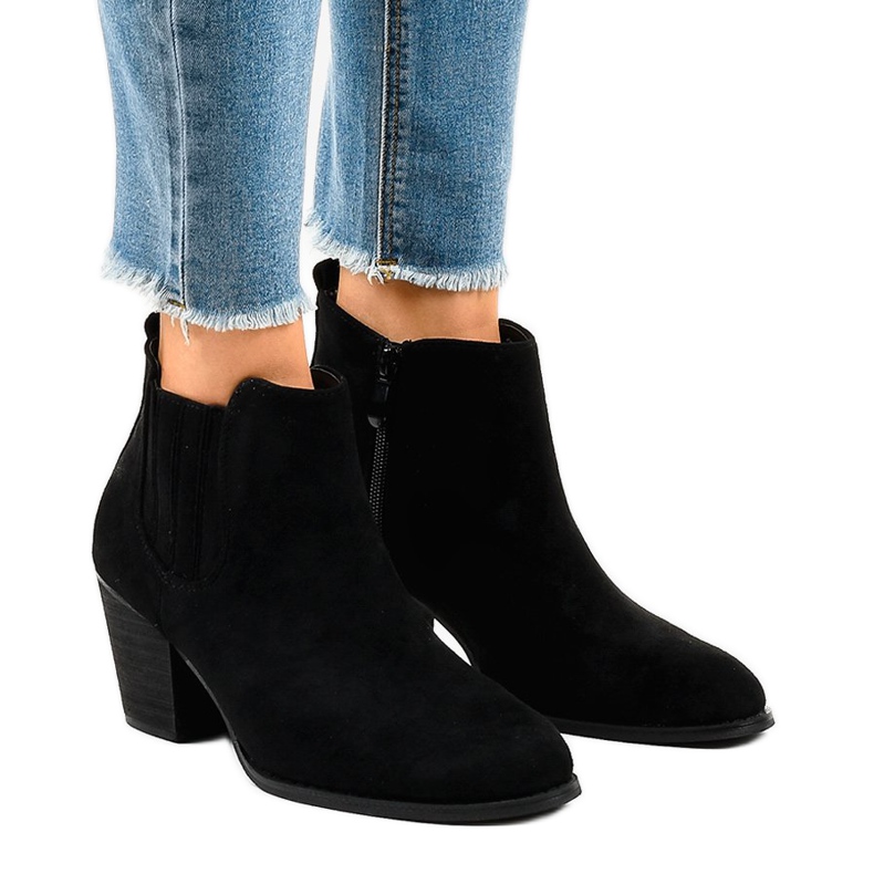 Svarta stövletter i mocka på stolpen SA-3338