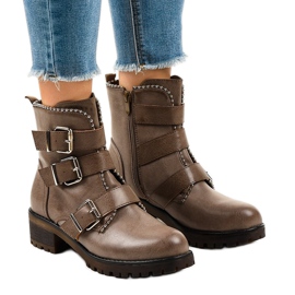 Gröna damstövlar på en massiv C569 -sula