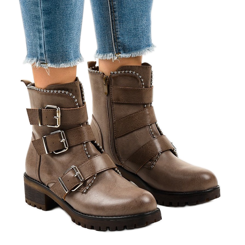 Gröna damstövlar på en massiv C569 -sula