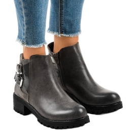 Grå damstövlar på en massiv M181 -sula