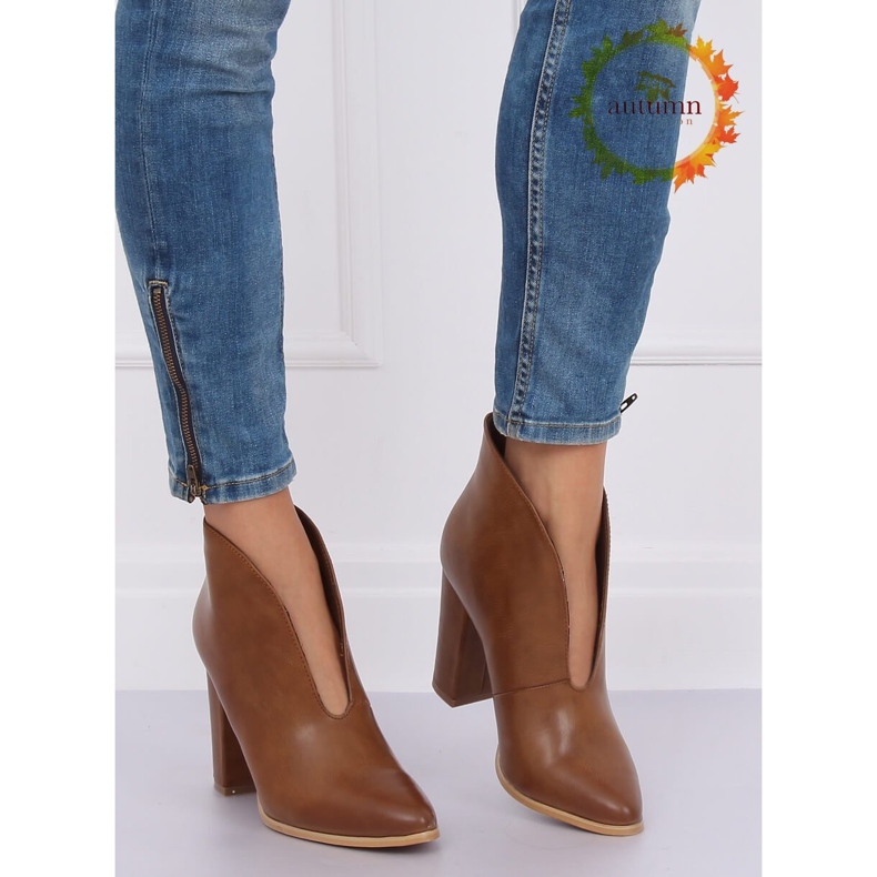 Bruna stövlar med utskuren RB38P-kamel