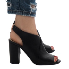 Svarta stövlar öppna på stolpen 0280-86