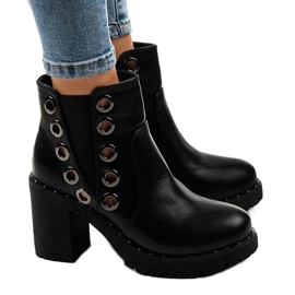 Svarta fotkängor med D37-5 dubbar