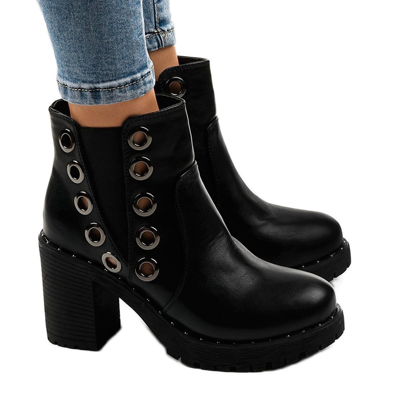 Svarta fotkängor med D37-5 dubbar