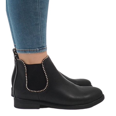 Svarta isolerade stövlar med ett elastiskt band 1003-PA