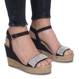 Svarta sandaler på en delikat Diamond Shine kilklack