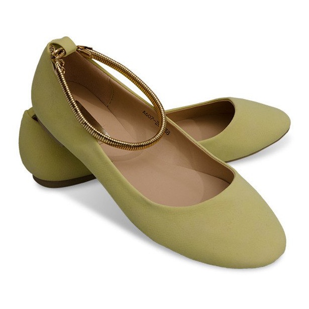 Ballerinas Vacker dekoration på fotleden A607 gul