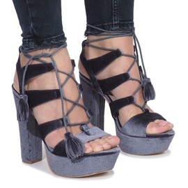 Grå sandaler på en One Love velourstolpe