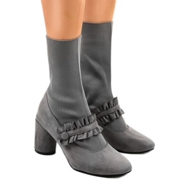 Grå stövletter i mocka på stolpen LL-102P