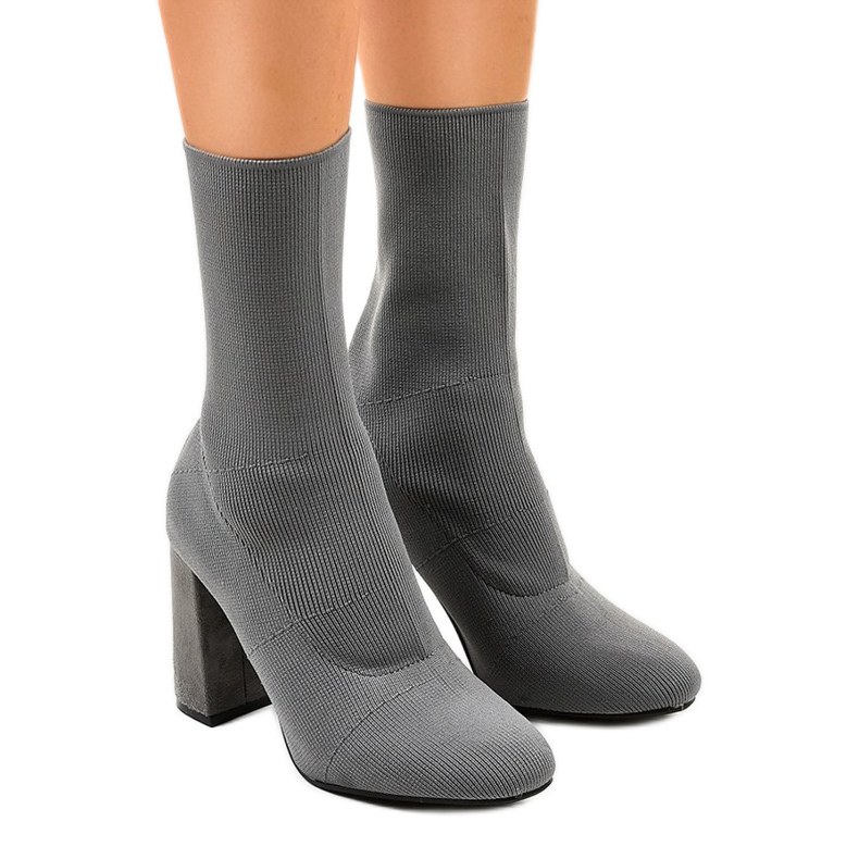 Grå stövlar på QQ08 -stolpen