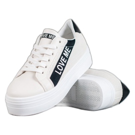 SHELOVET Vita skor på plattformen