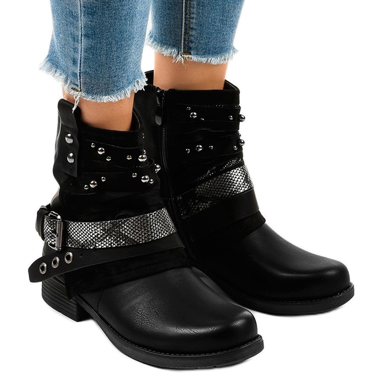 Svarta isolerade stövlar rikt dekorerade 17103-1A