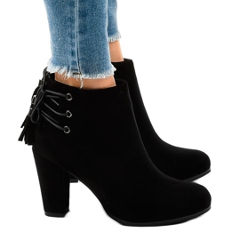 Svarta stövletter i mocka på JA75 -stolpen