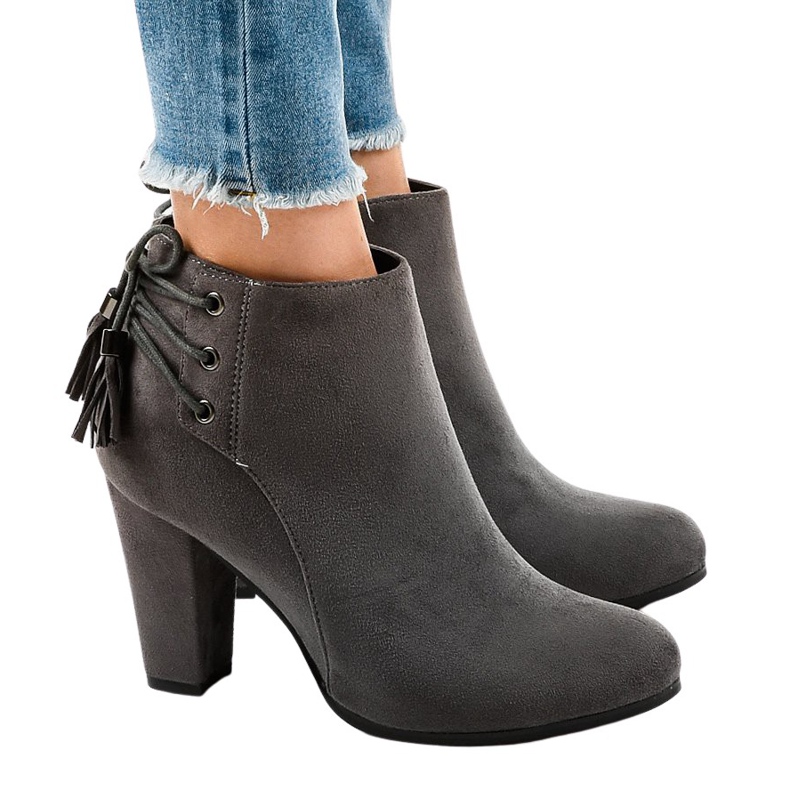 Grå mocka stövlar på JA75 stolpen