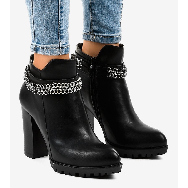 Svarta stövlar på stolpen med en kedja 13X992-51A