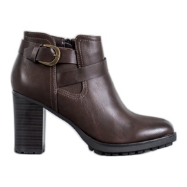 Super Mode Snygga stövlar på en stolpe brun