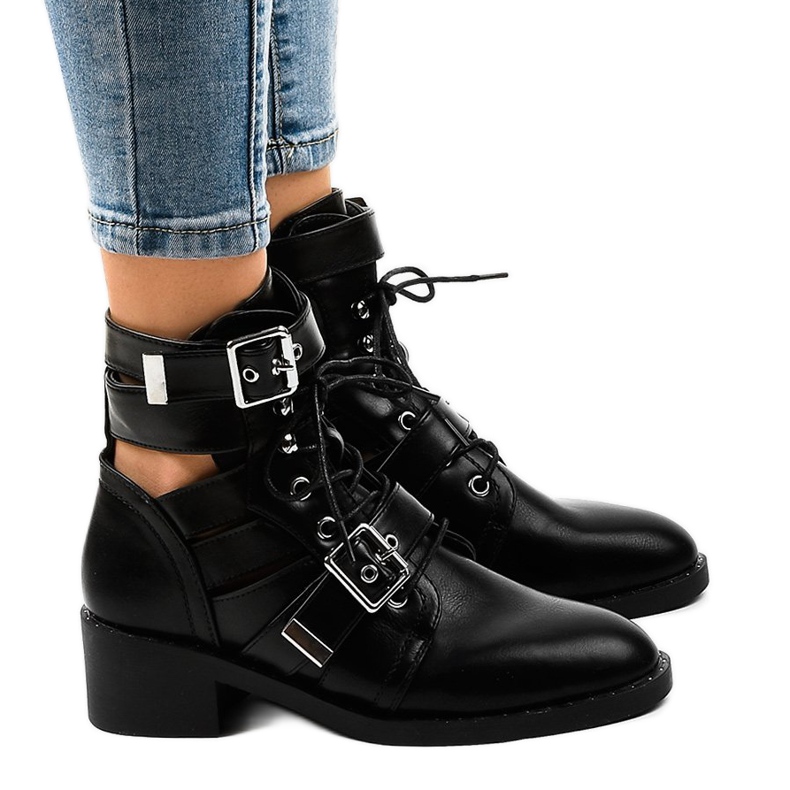 Svarta damstövlar på en massiv T195 -sula