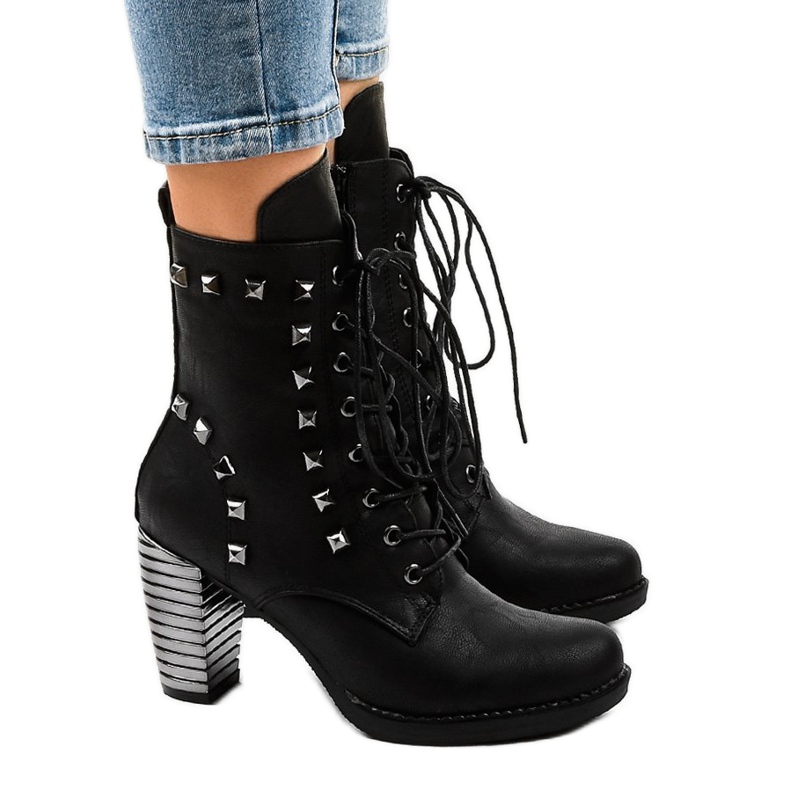 Svarta fotkängor med F117 dubbar