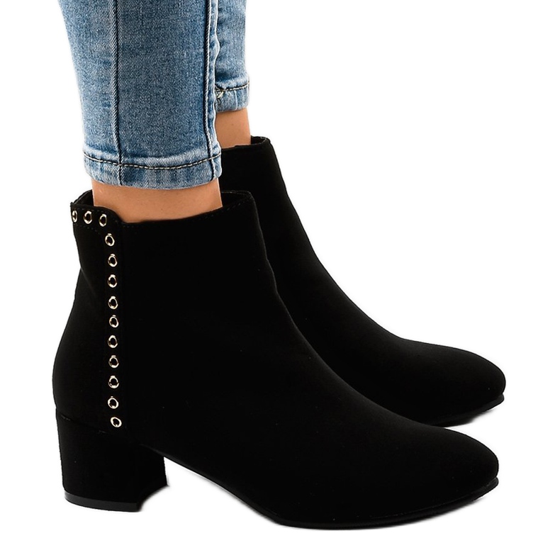 Svarta stövletter i mocka på stolpen Z179