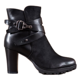 Super Mode Klassiska stövlar på en stolpe svart