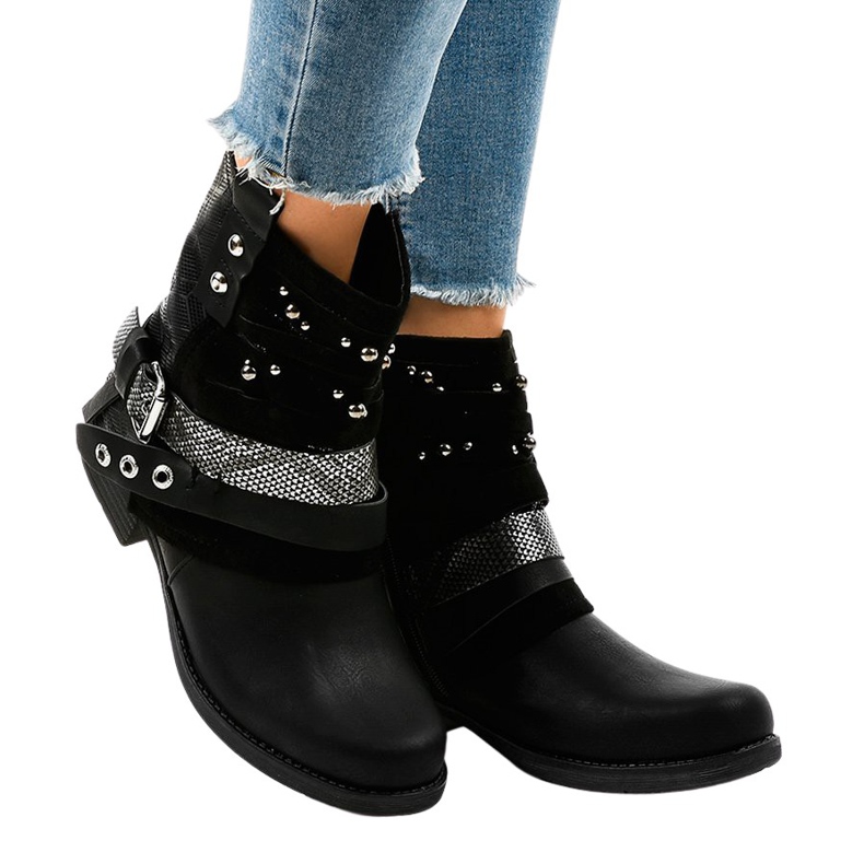 Svarta isolerade stövlar, rikt dekorerade A-351