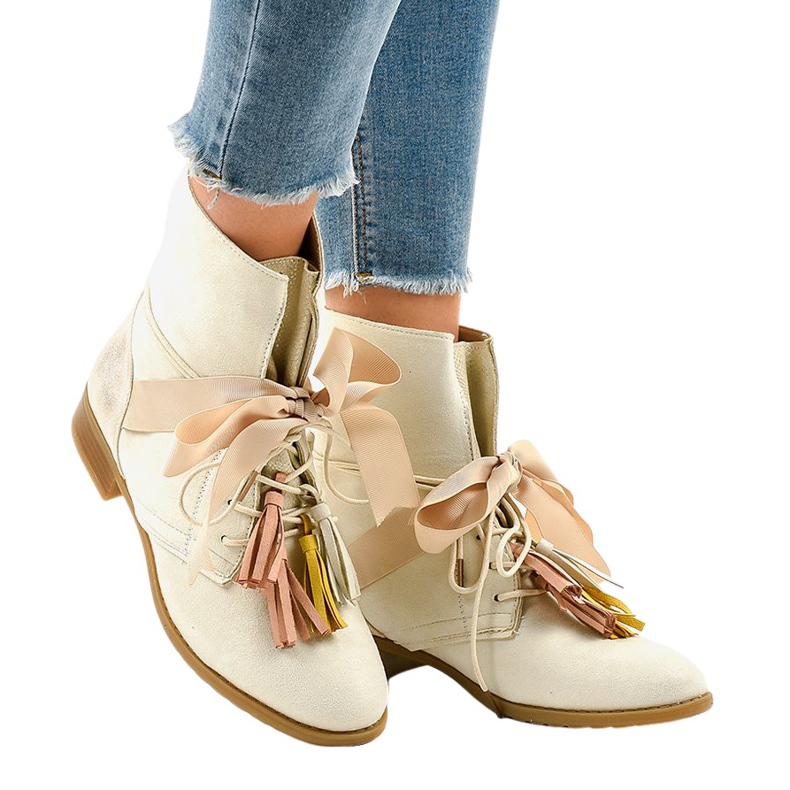Beige platta stövlar bundna med fransar A-226