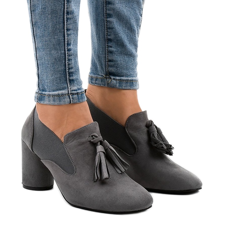 Grå mocka pumpar på LL-97P stolpen