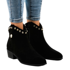 Svarta stövlar i mocka dekorerade med JH356