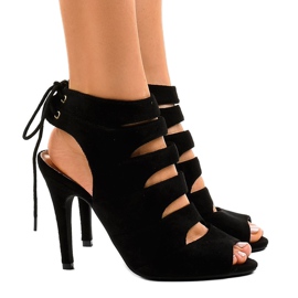 Svarta öppna stövlar på en högklack 9095-83A