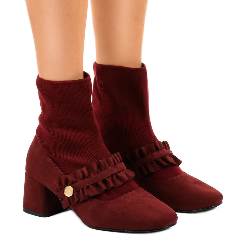 Röda velourpumpar på JM8118Y -stolpen