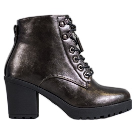 M.Daszyński Metalliska stövlar på ett inlägg grå