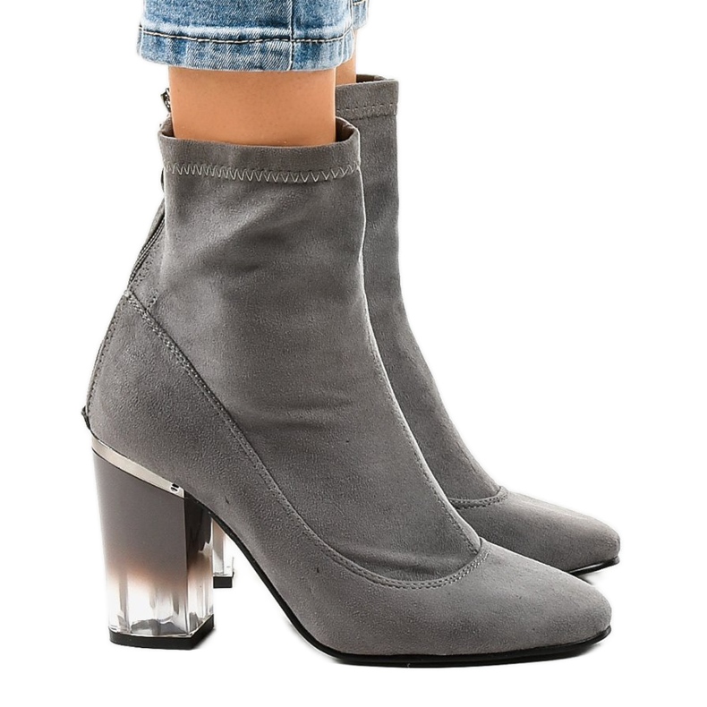 Grå mocka stövlar på H8-93 stolpen