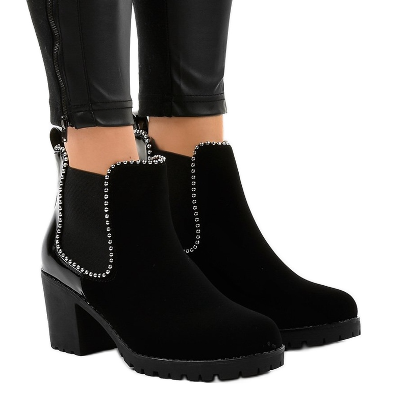 Svarta stövlar på stolpen med en elastisk W357