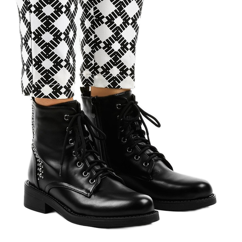 Svarta platta damstövlar med dubbar BM163