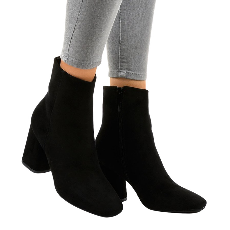 Svarta stövletter i mocka på 3486 -stolpen