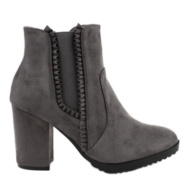 Grå mocka stövlar på A-762 stolpen