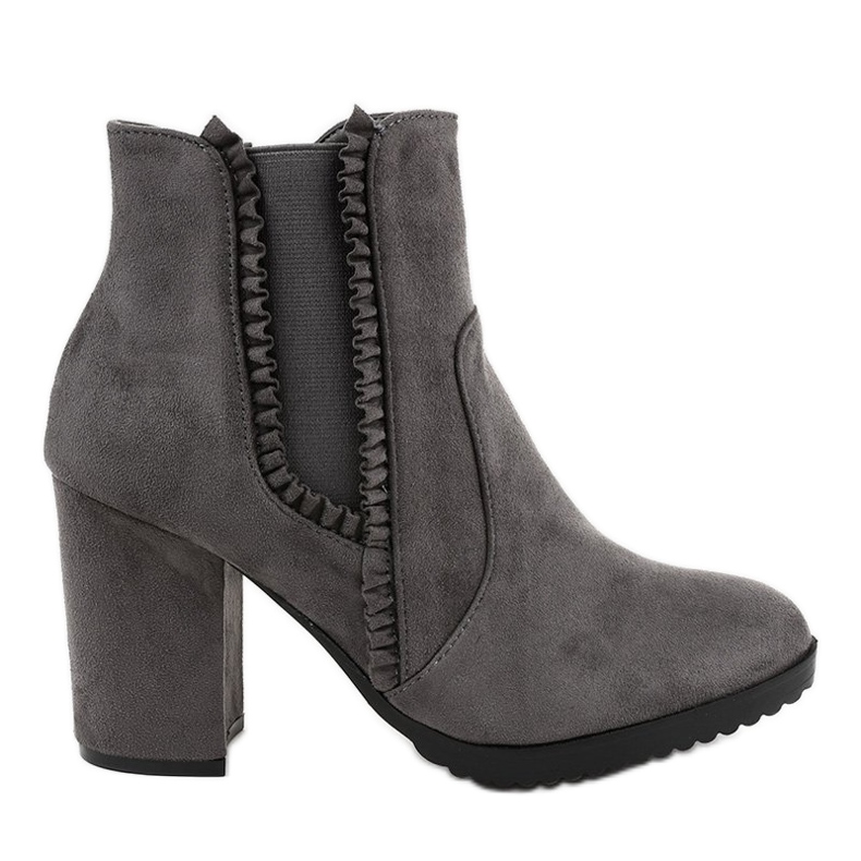 Grå mocka stövlar på A-762 stolpen