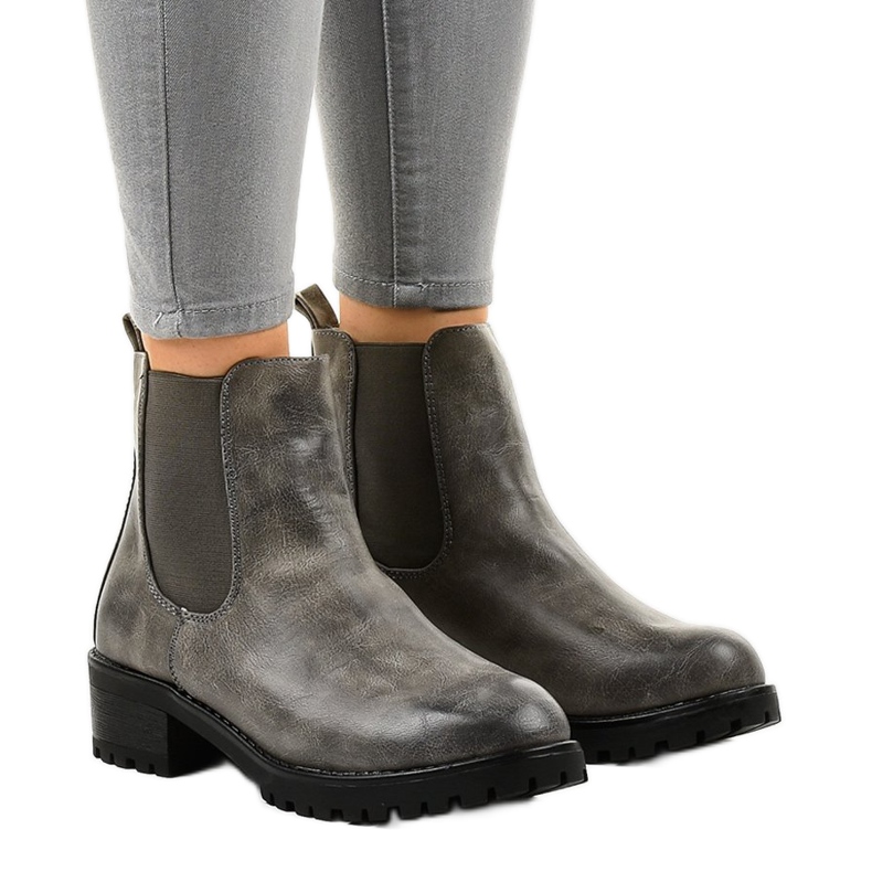 Grå stövlar på stolpen med en elastisk Z105