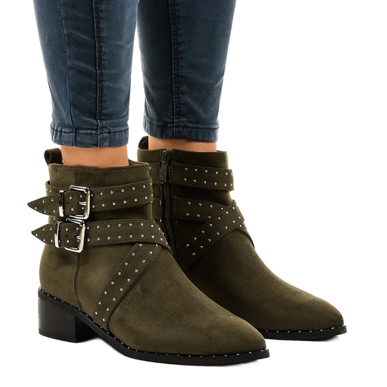 Gröna stövlar i mocka på T172 -stolpen