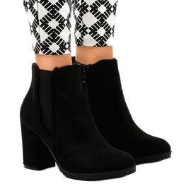 Svarta stövletter i mocka på stolpen A-762