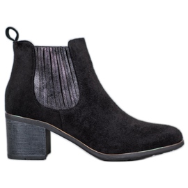 Filippo Stövlar på ett inlägg svart